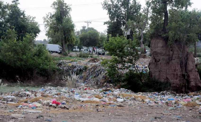 اسلام آباد: روڈ کنارے پڑا کوڑا کرکٹ متعلقہ حکام کی آنکھوں ..