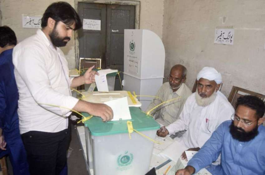 لاہور: عام انتخابات 2018  کے موقع پر ایک شخص اپنا ووٹ کاسٹ کر ..