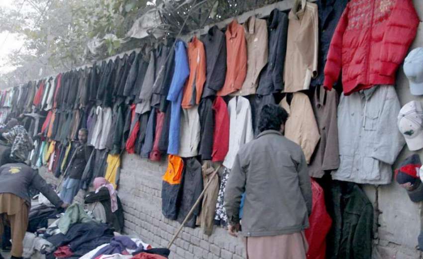 لاہور: میو ہسپتال روڈ پر ایک شخص نے پرانی جیکٹیں فروخت کے ..