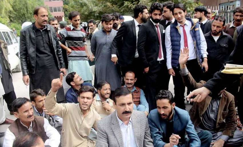 مظفر آباد: سابق وزیر سید بازل نقوی محکمہ تعلیم کے خلاف احتجاجی ..