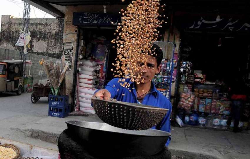 راولپنڈی: ریڑھی بان مکئی کے دانے بھوننے میں مصروف ہیں۔