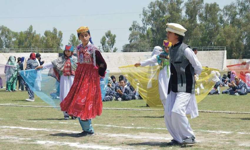 پشاور: ڈی آئی جی خان کی انڈر23گیمز کی تقریب میں طالبات ٹیبلو ..