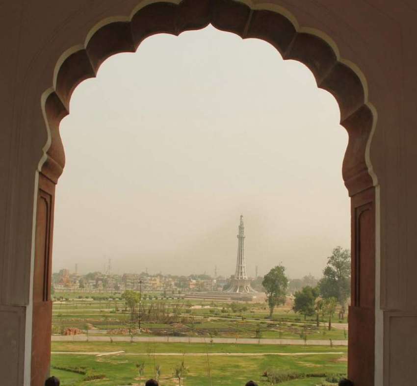 لاہور: بادشاہی مسجد سے لی گئی تصویر میں مینار پاکستان گراؤنڈ ..