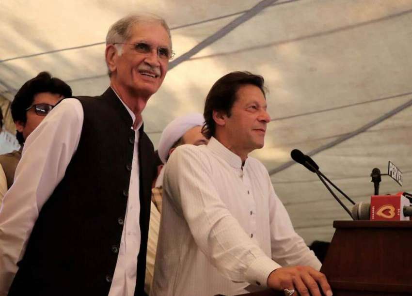 پشاور: چیئرمین پی ٹی آئی عمران خان فاٹا کنونشن سے خطاب کر ..
