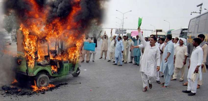 لاہور: عوامی رکشہ یونین کے زیر اہتمام ڈرائیور ایل پی جی کی ..