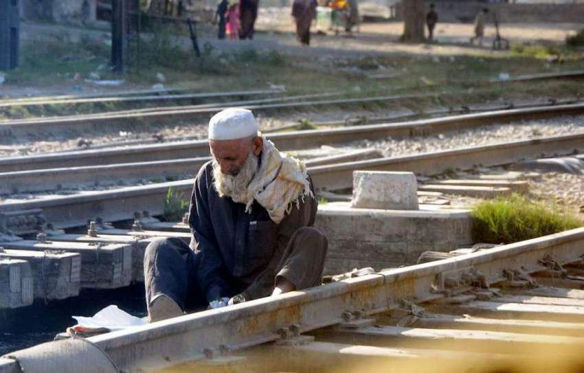 پشاور: سٹی ریلوے کے قریب ایک معمر شخص ریلوے ٹریفک کی مرمت ..