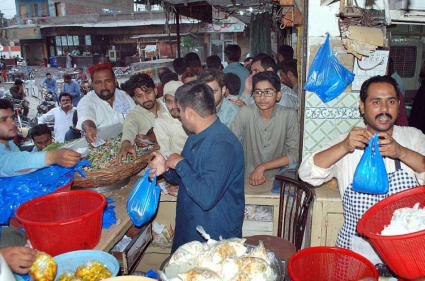 ملتان: شہریوں کی بڑی تعداد افطاری کے لیے مختلف اشیاء خریدنے ..