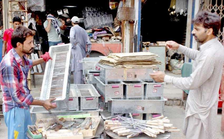 لاہور: دکاندار گاہکوں کو متوجہ کرنے کے لیے تکے کباب بنانے ..