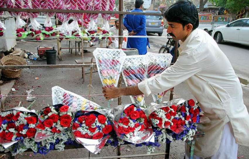 حیدر آباد: دکاندار فروخت کے لیے پھولوں کے گلدستے سجا رہا ..