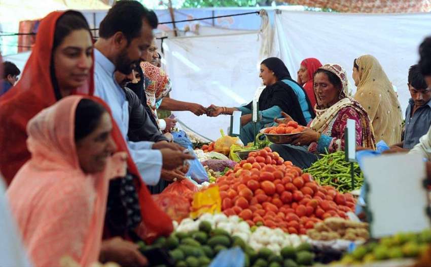 راولپنڈی: شہری سستا رمضان بازار سے سبزیاں اور فروٹ خرید ..