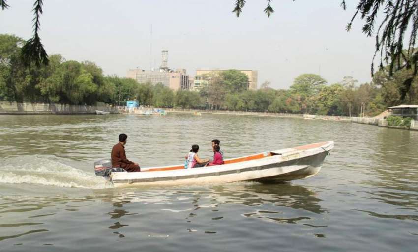 لاہور: جیلانی پارک میں بچے کشتی رانی کی سیر سے لطف اندوز ..