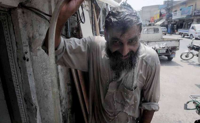 راولپنڈی: شہری گرمی کی شدت کم کرنے کے لیے پانی پھینک کر ٹھنڈا ..