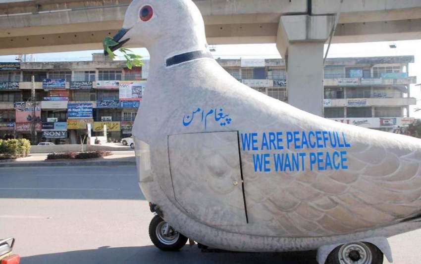 راولپنڈی: موٹر سائیکل رکشہ پر امن کی علامت فاختہ کا ماڈل ..