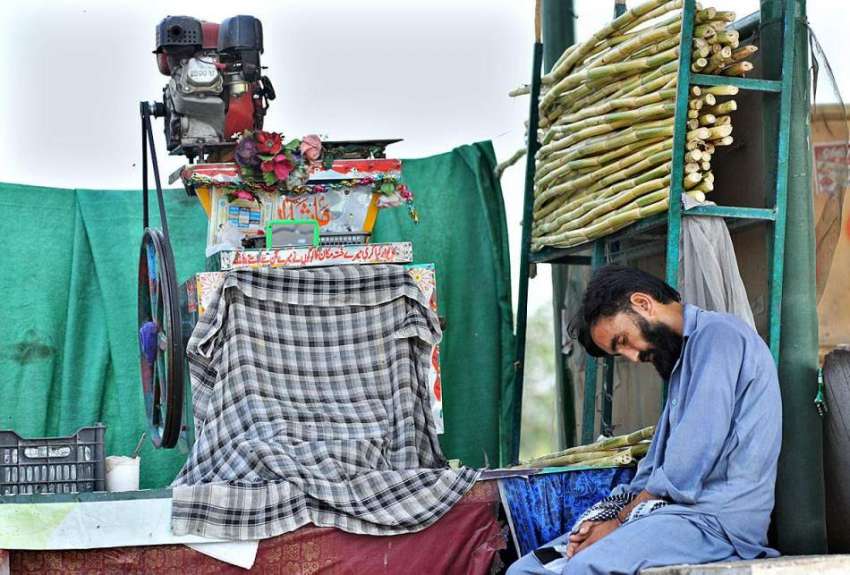 اسلام آباد: دکاندار دوپہر کے وقت آرام کر رہا ہے۔