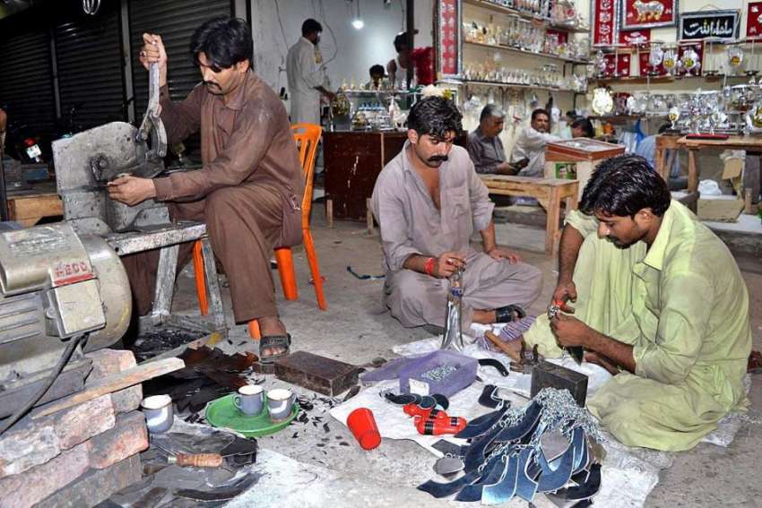 لاہور:مزدور محرم الحرام کے پیش نظر مختلف اشیاء بنا رہے ہیں۔