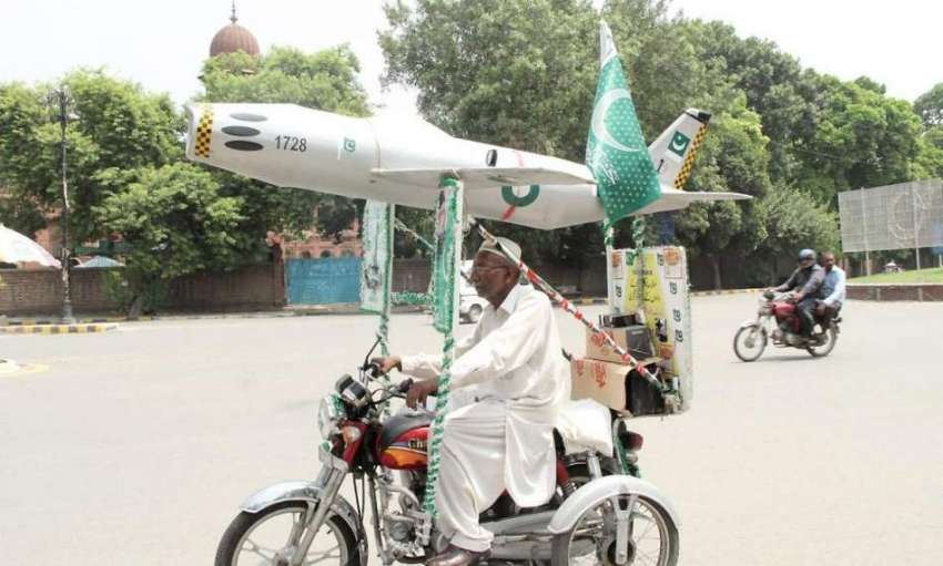 لاہور: ایک بزرگ شہری موٹر سائیکل پر جنگی جہاز کا ماڈ ل لگائے ..