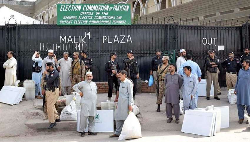 پشاور: ضمنی انتخابات کے سلسلہ میں انتخاب سامان پریزائیڈنگ ..
