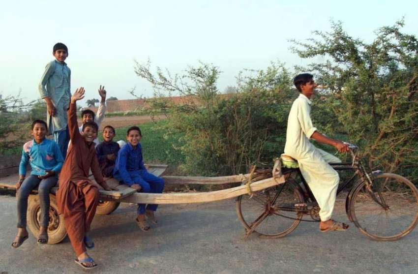 فیصل آباد: سائیکل کے پیچھے باندھے گئے ریڑھے پر بچے لطف اندوز ..