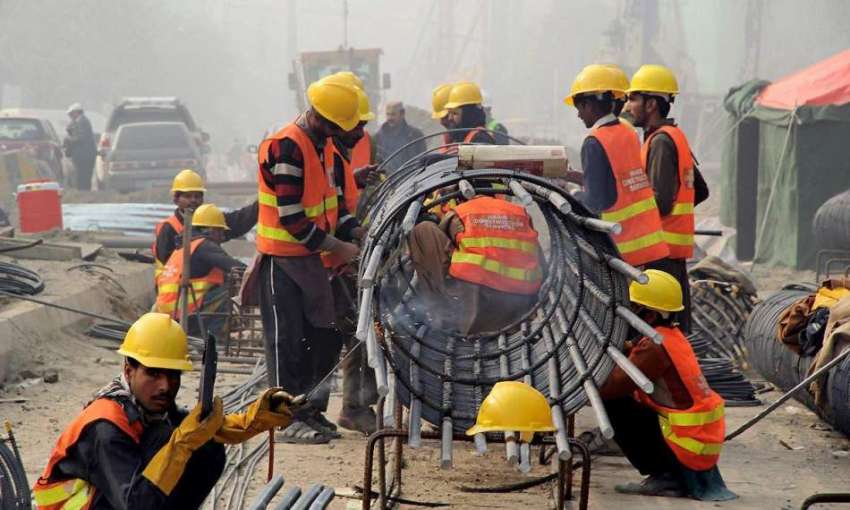 لاہور: جی پی چوک میں مزدور اورنج ٹرین منصوبے پر کام میں مصروف ..