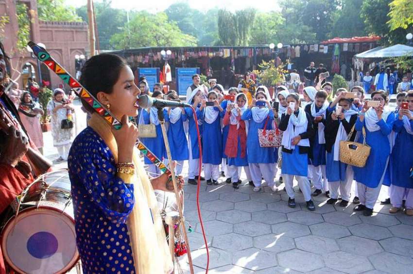 اسلام آباد: نوجوان فولک گلوکارہ سالانہ لوک میلہ میں اپنے ..