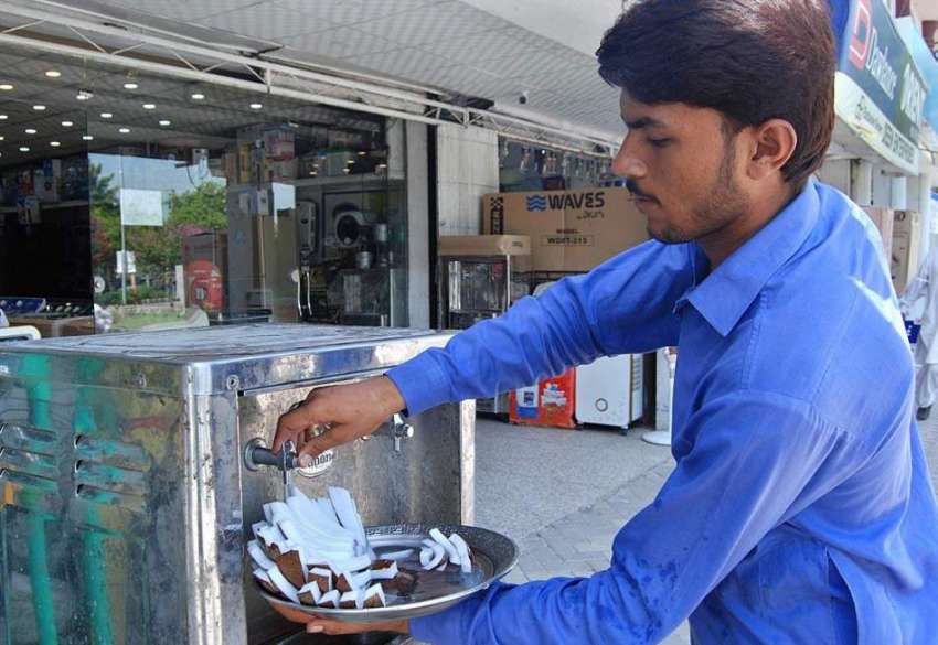 اسلام آباد: پھیری لگا کر اناریل کی گری فروخت کرنے والا محنت ..