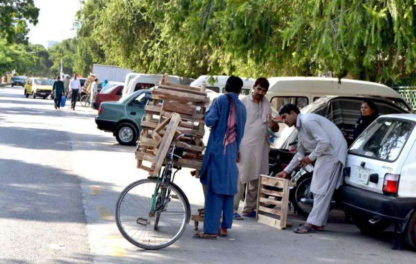 اسلام آباد: شہری ایک محنت کش سے فریج کا سٹول خرید رہا ہے۔