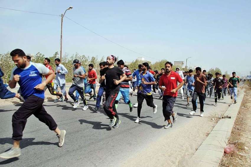حیدر آباد: پولیس میں بھرتی کے لیے نوجوان ٹیسٹ کے دوران دوڑ ..