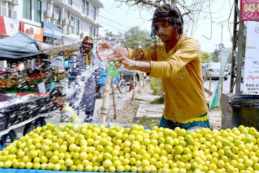 لاہور: ریڑھی بان لیمن کو تازہ رکھنے کے لیے پانی کا چھڑکاؤ ..