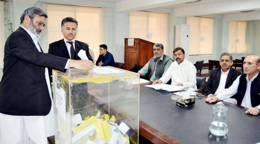 پشاور: سپریم کورٹ بار ایسوسی ایشن کے موقع پر وکلاء اپنا ووٹ ..