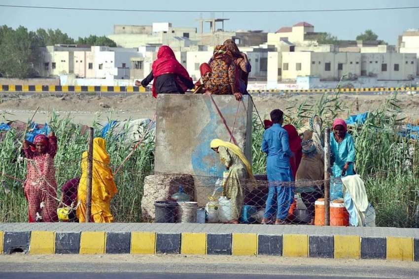 حیدر آباد: خانہ بدوش خواتین اور بچے پینے کے لیے صاف پانی ..