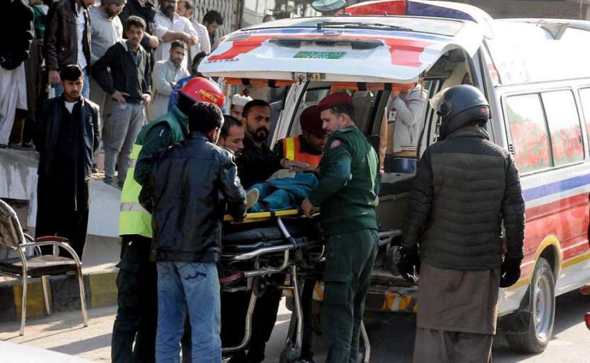 راولپنڈی: مری روڈ پر حادثے کا شکار ہونے والے زخمی موٹر سائیکل ..
