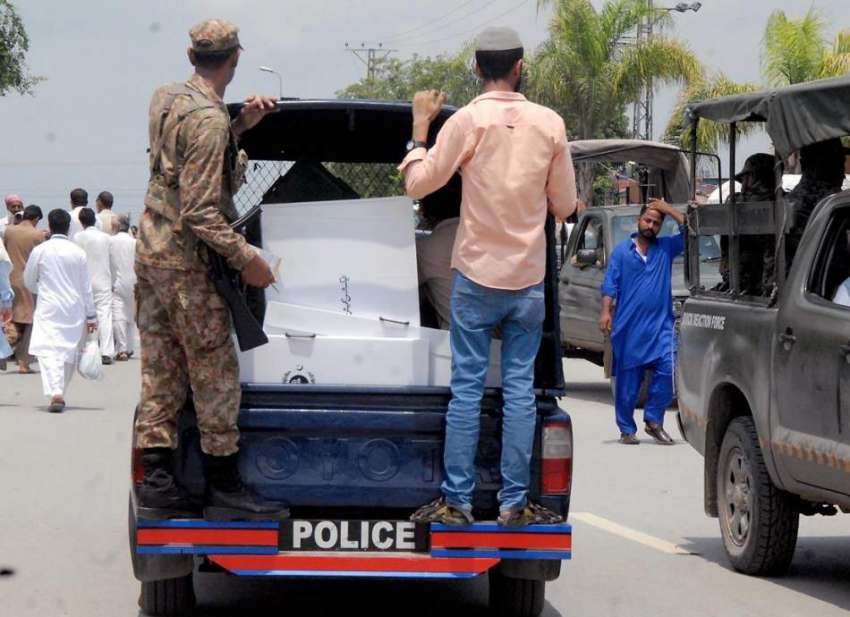 راولپنڈی: پاک فوج کے جوان انتخابات کے سلسلے میں فرائض سرانجام ..