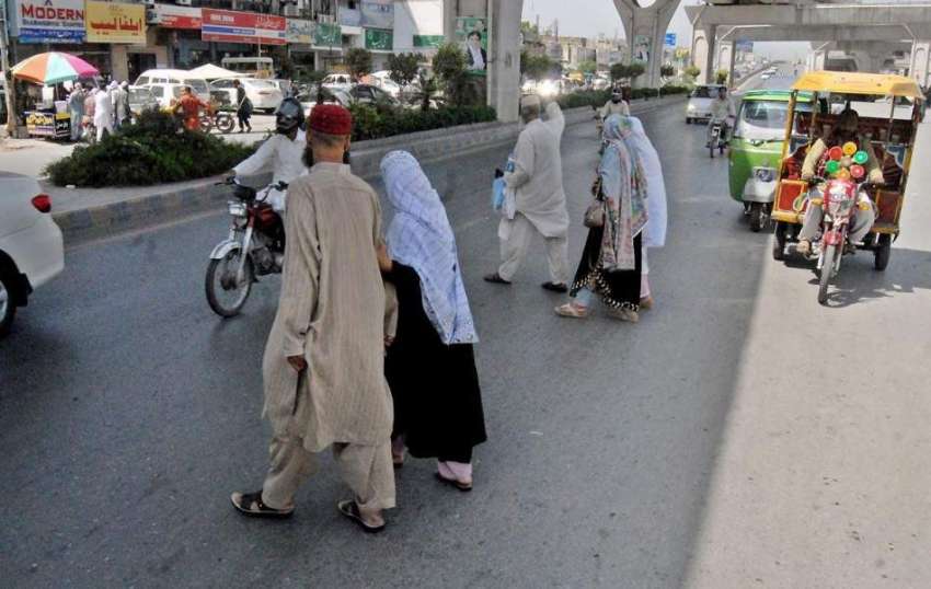 راولپنڈی: بی بی ایچ ہسپتال کے باہر پیدل چلنے والوں کے لیے ..