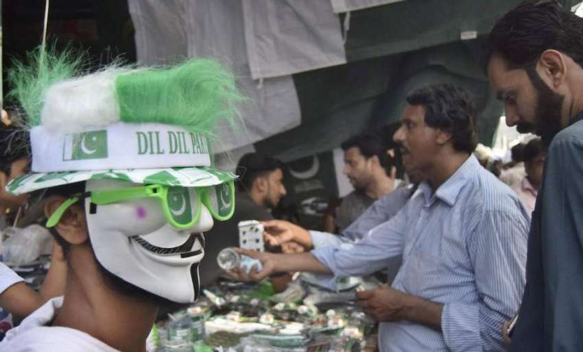 لاہور: اردو بازار میں یوم آزادی کی مناسبت سے اشیاء فروخت ..