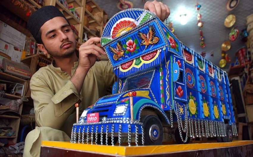 پشاور: ایک آرٹسٹ ٹرٹ کا ماڈل تیار کرنے میں مصروف ہے۔