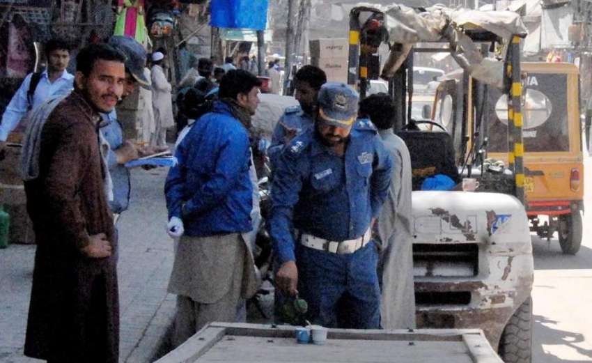 راولپنڈی: جامع مسجد روڈ پر تعینات ٹریفک پولیس اہلکار شہریوں ..