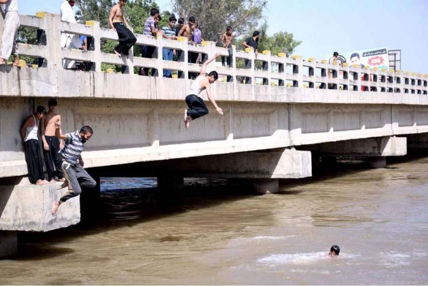 سیالکوٹ: نوجوان گرمی کی شدت کم کرنے کے لیے نہر میں نہار ہے ..