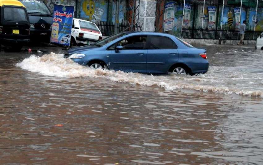راولپنڈی: شدید بارش کے بعد ڈھوک کھبہ روڈ سے گاڑیاں بارش کے ..