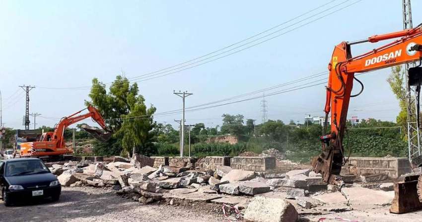 راولپنڈی: کھنہ پل ایکسپریس ہائی وے کے تعمیراتی کام میں ہیوی ..