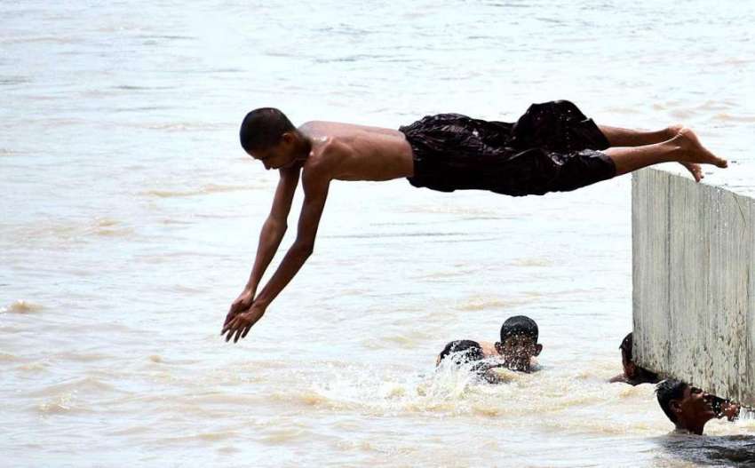 لاڑکانہ: گرمی کی شدت کم کرنے کے لیے نوجوان نہر میں نہا رہے ..