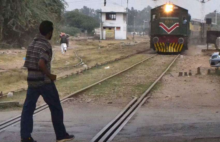 سرگودھا: ایک شخص کسی خطرے کی پرواہ کیے بغیر ریلوے ٹریفک کراس ..