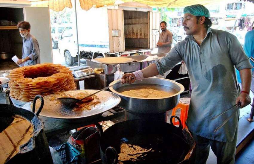 اسلام آباد: دکاندار فروخت کے لیے روایتی انداز سے جلیبیاں ..