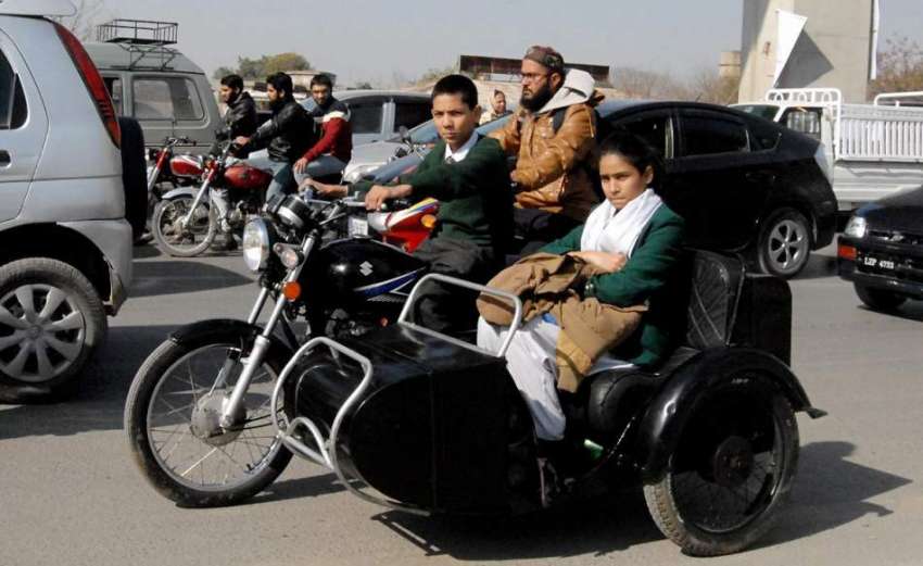 راولپنڈی: ایک بچہ سکول سے چھٹی کے بعد رکشہ نماء موٹر سائیکل ..