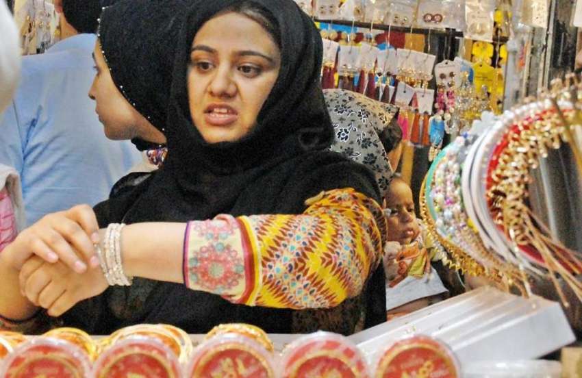 راولپنڈی: عید کی تیاریوں میں مصروف خواتین کمرشل مارکیٹ سے ..