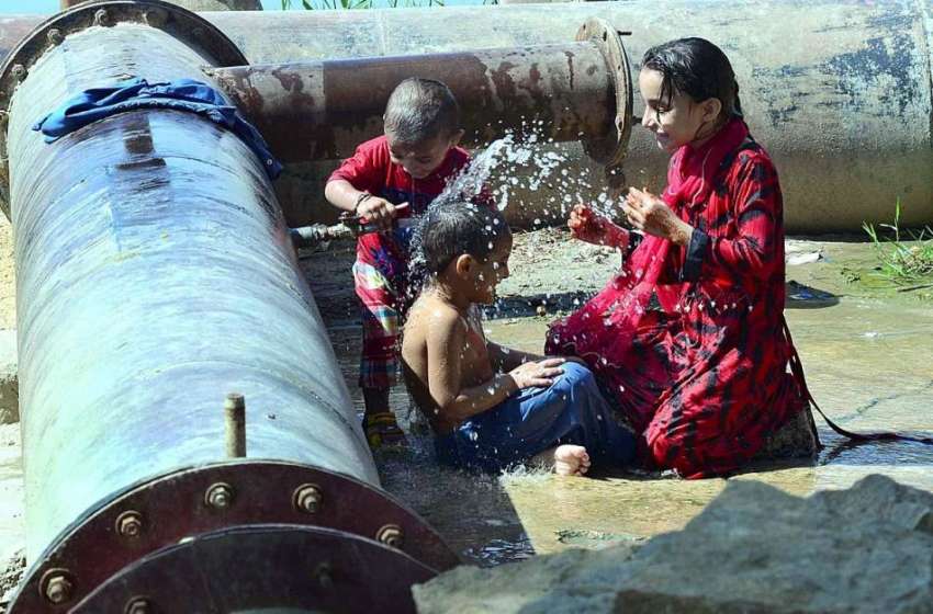 حیدرآباد: بچے پانی کی مین لائن میں لگے ٹیب سے نہا رہے ہیں۔