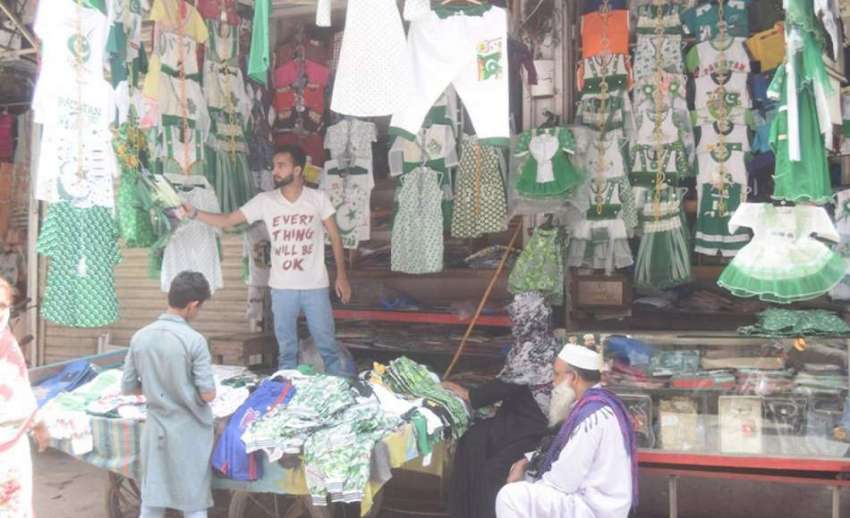 لاہور: ایک دکاندار نے یوم آزادی کی مناسبت سے بچوں کے ملبوسات ..