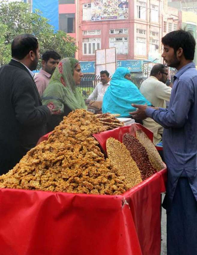 فیصل آباد: ریڑھی بان کھانے پینے کی اشیاء فروخت کررہا ہے۔
