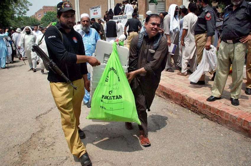 پشاور: عام انتخابات کا سامان سیکیورٹی اہلکاروں کی نگرانی ..