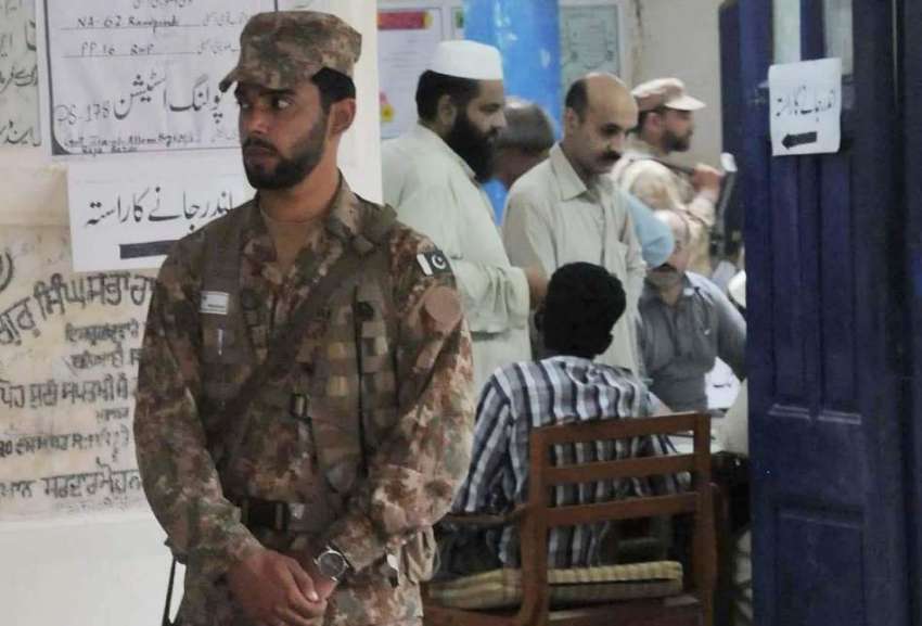 راولپنڈی: عام انتخابات 2018  کے موقع پر ایک پولنگ اسٹیشن پر ..
