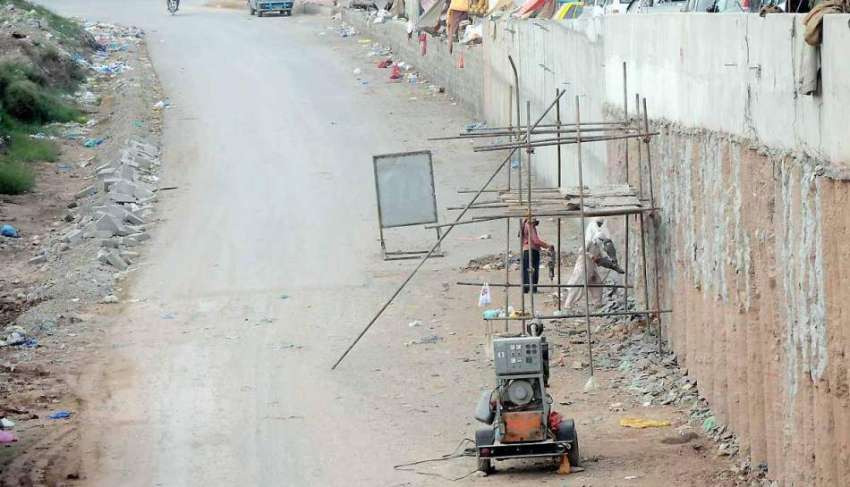 اسلام آباد: سگنل فری ایکسپریس وے پر مزدور انڈر پاس کے تعمیراتی ..
